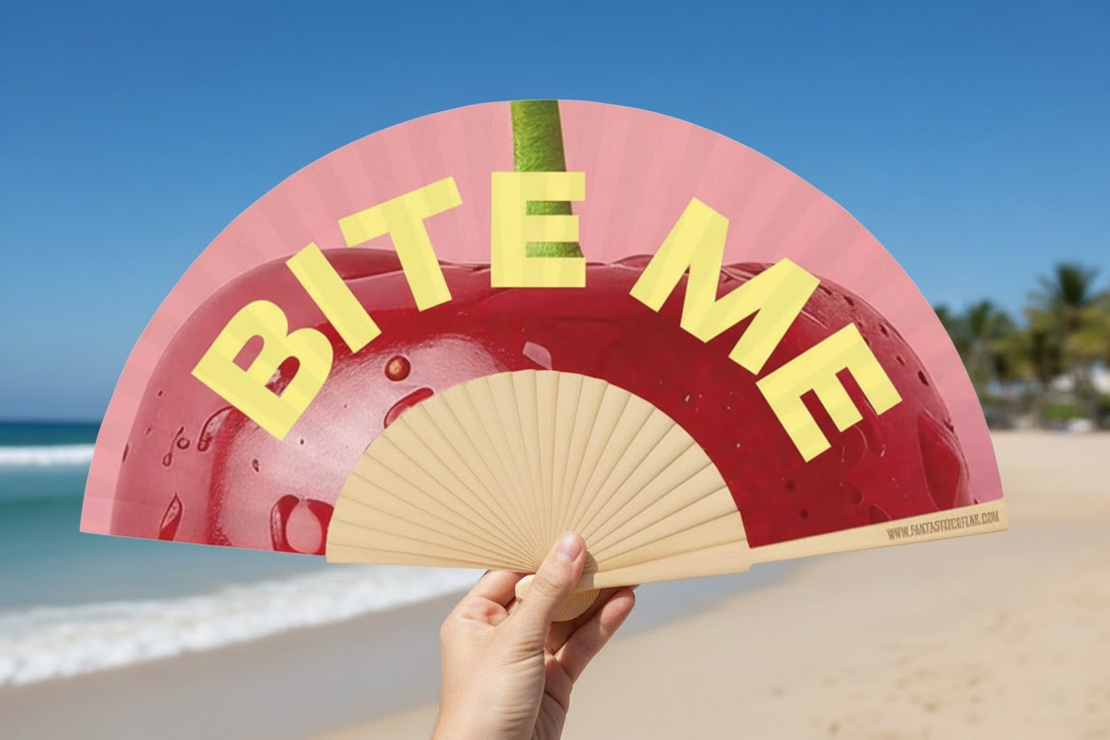 Éventail incurvé avec slogan "Bite Me Cherry" 23 cm - Duckstore_narbonne